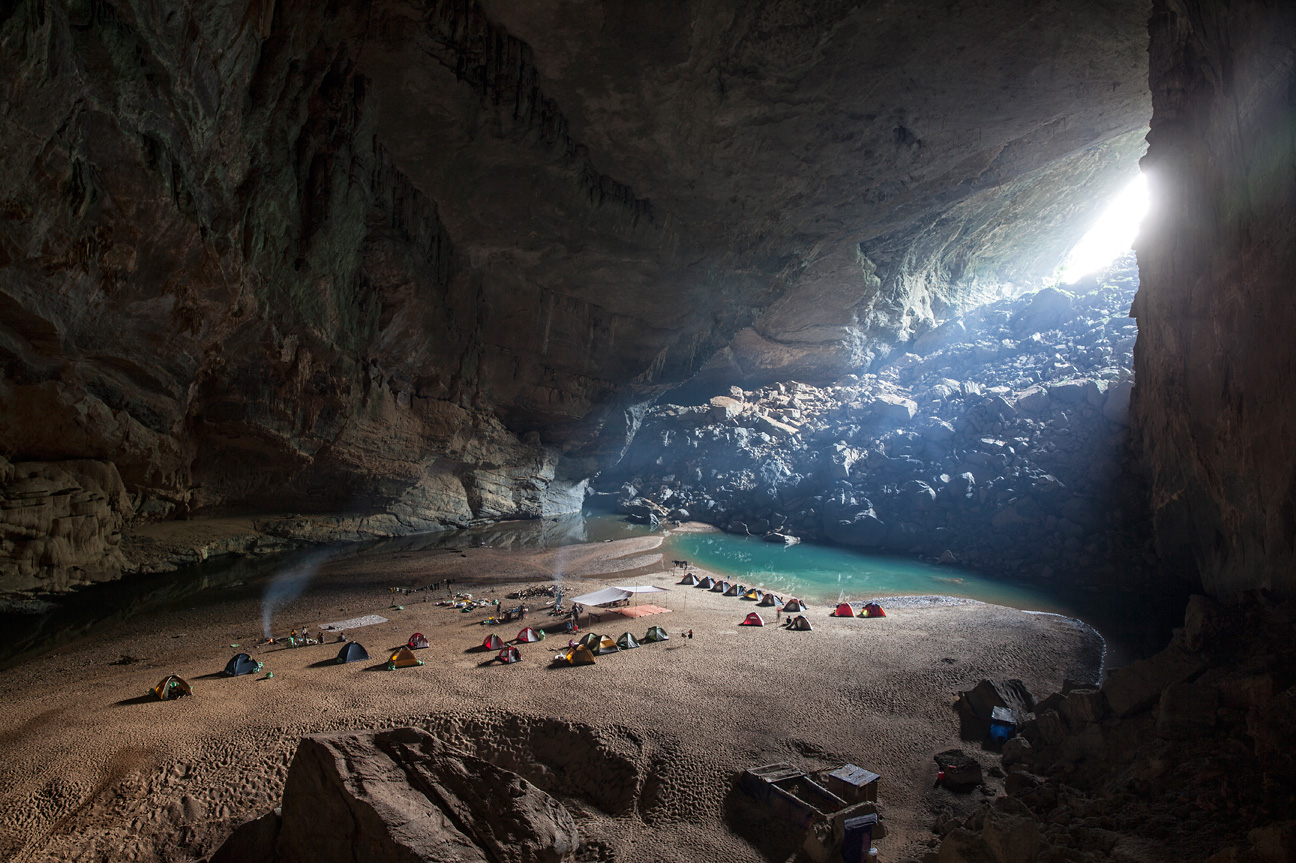 Um zur Son Doong Höhle zu gelangen durchquert man erst Hang En, eine andere faszinierende Höhle