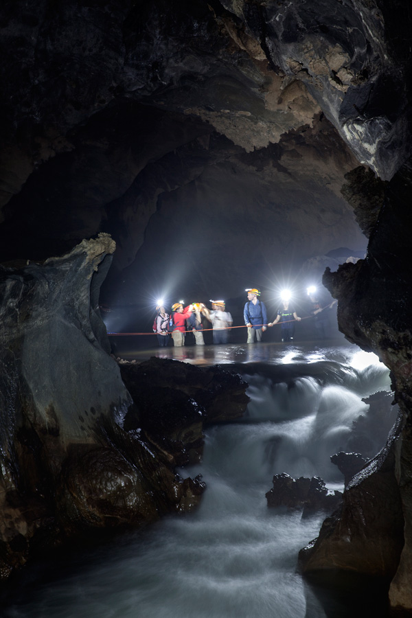 Eine Gruppe Caver am Flussüberqueren in Son Doong Cave