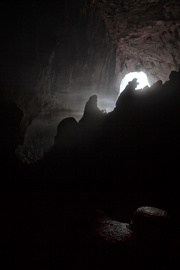 Ein Caver in der Nähe von “Hand of Dog” in Son Doong Cave.