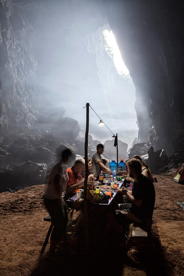 Abendessen in mystischer Atmosphäre bei der ersten Doline