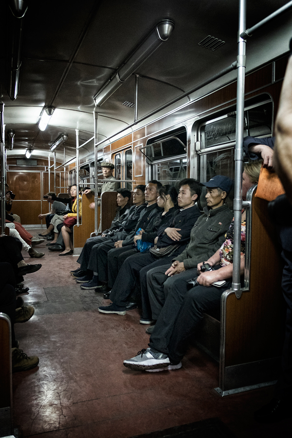 Passagiere in der U-Bahn von Pyongyang.