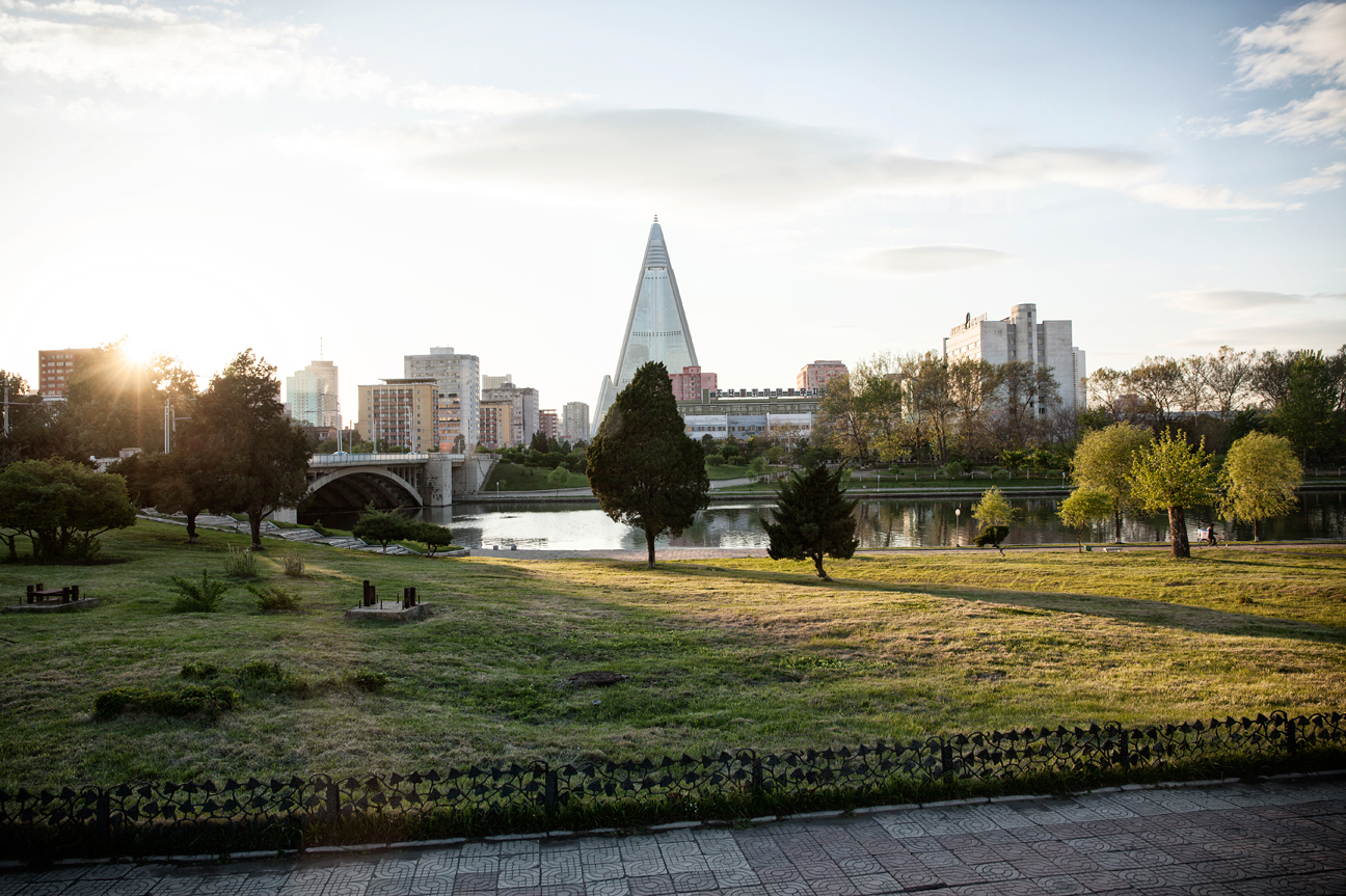 Pyongyang mit dem Ryugyong Hotel im Hintergrund.